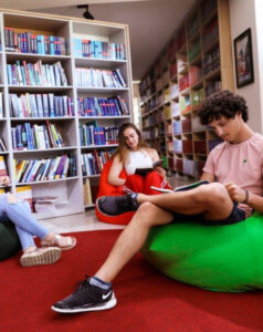 Biblioteka e re Universitare e Kolegjit AAB mirëpret të gjithë studentët dhe dashamirësit e librit