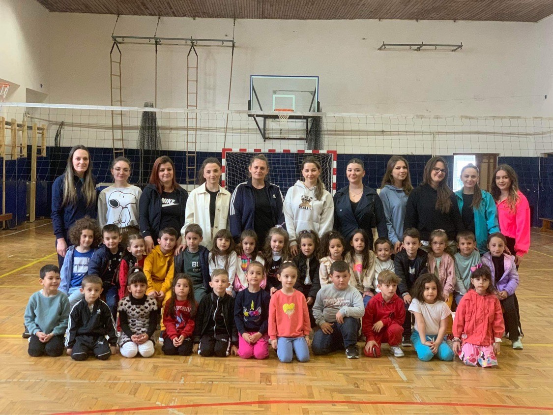 Students of the Faculty of Social Sciences of the AAB College branch in Ferizaj, conduct activities with students from the "Gjon Serreçi" elementary school.