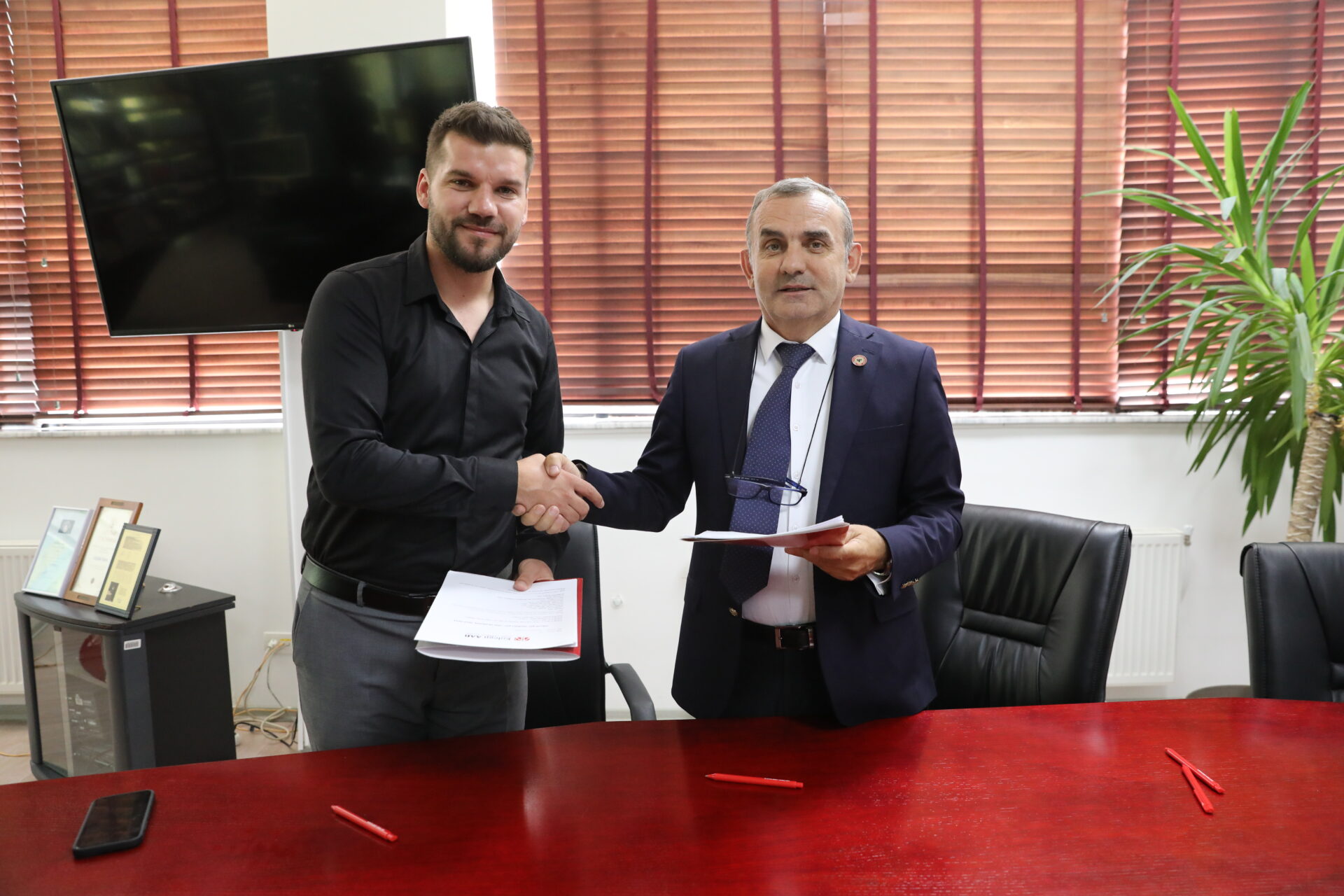 The rector of the AAB College signed a cooperation agreement with the chairman of the National Council of Albanians in the Presheva Valley