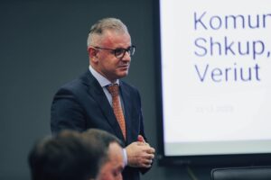 The mayor of the Municipality of Çairi holds a lecture for the students of the Faculty of Public Administration