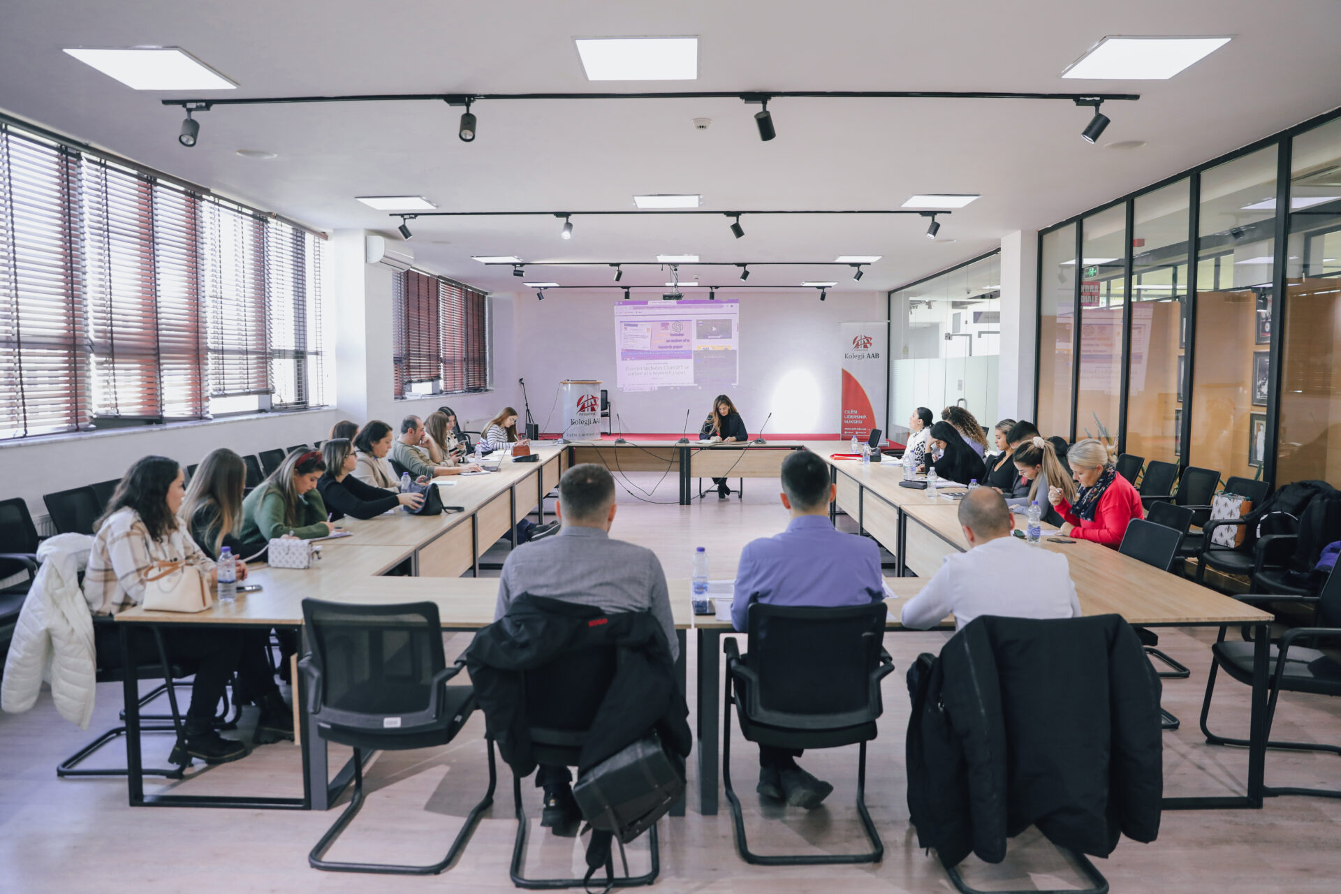 Students of the Faculty of Economics discuss the findings of "The role of artificial intelligence in writing scientific papers"