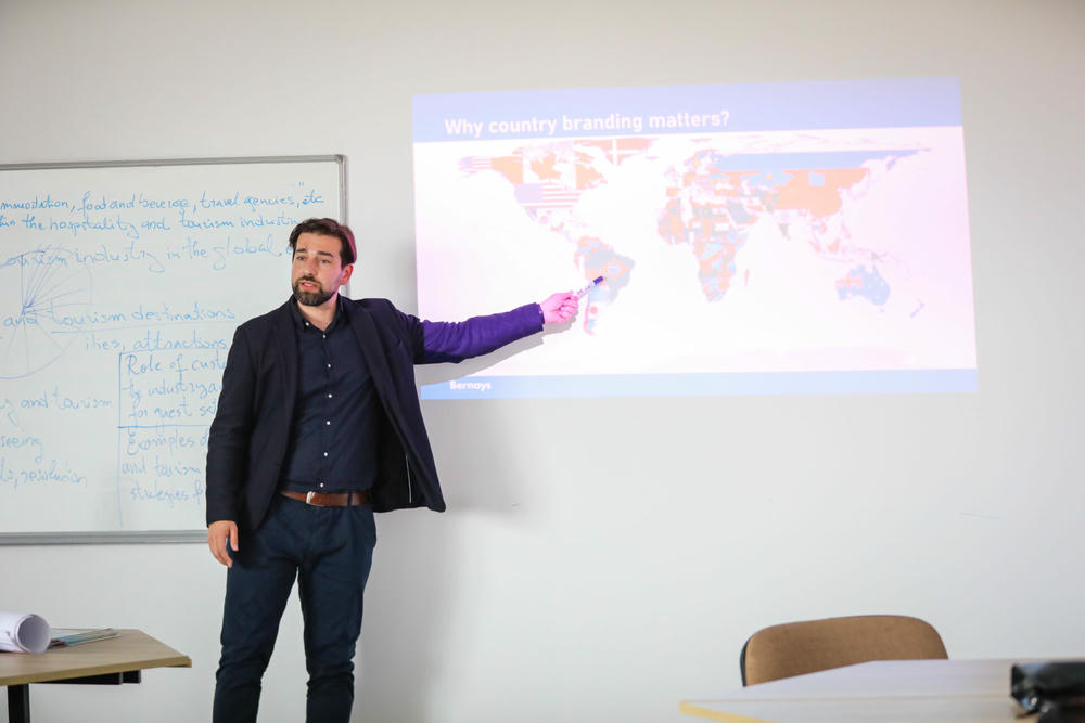 Professor from Croatia Dejan Gluvačević holds workshops and lectures with students of AAB College